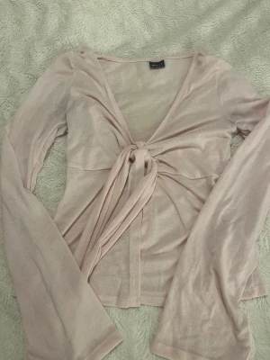 Ljusrosa tröja från Gina Tricot i storlek S - Ljusrosa tröja med knut framtill från Gina Tricot.