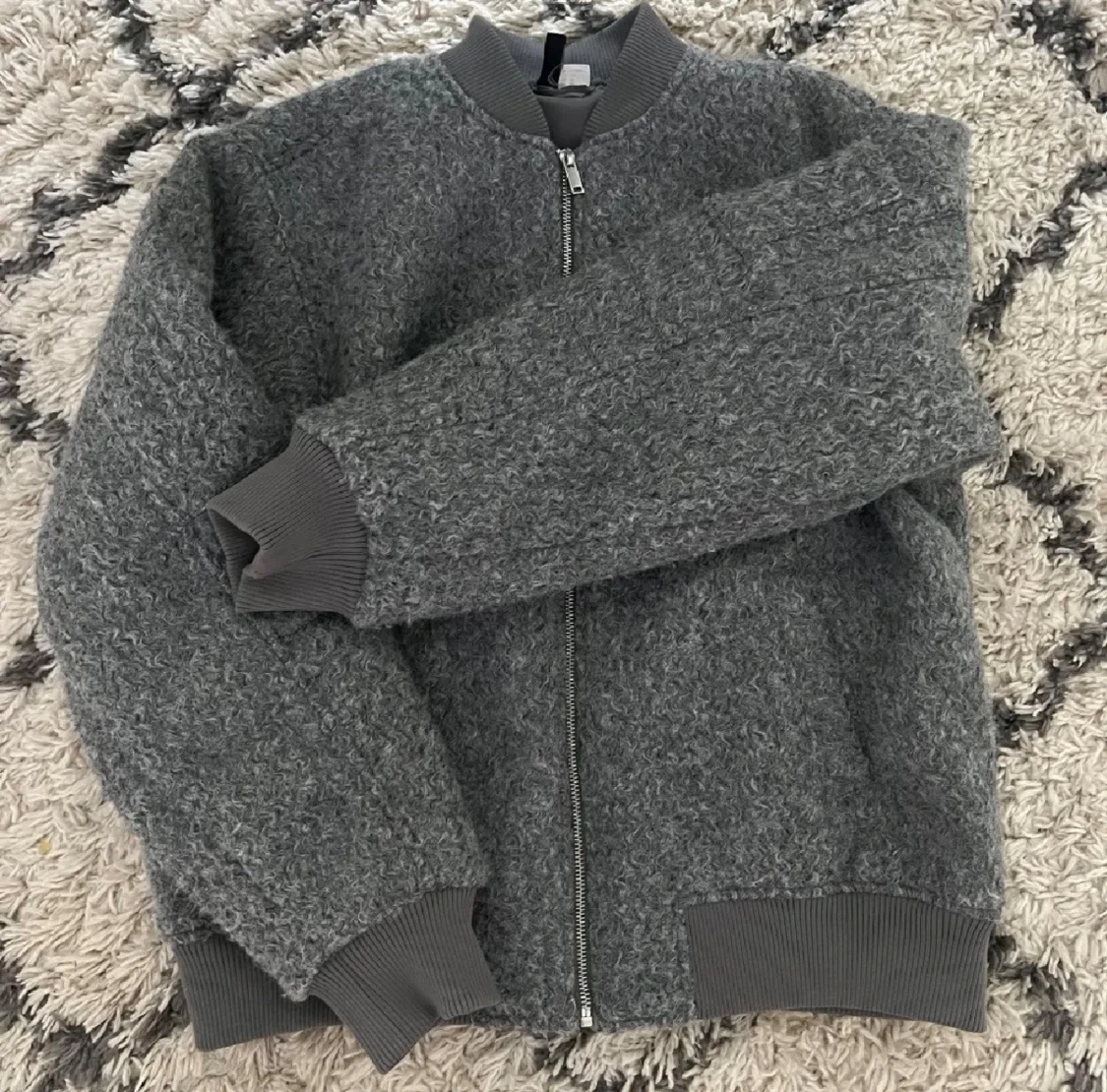 Grå teddy bomberjacka i storlek L - 2