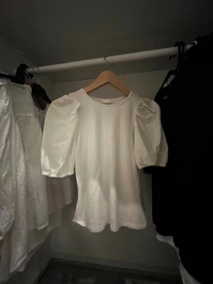 Vit blus med puffärmar ifrån h&m - Vit blus med puffiga ärmar. Jätte fin passform och stretchig😊👍