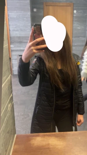 Svart lång dunjacka Parajumpers - Säljer en svart lång dunjacka från Parajumpers med parjaumper märket på armen gul band vid halsen och luva. Köptes för 4500kr säljer för 2500kr. Jackan har en smal passform och sitter väldigt bra och snyggt. 