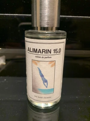 Alimarin 15.0  - Alimarin 15.0 från one bold chemist. Flaskan har en modern design med en illustration av en dykare. Perfekt för dig som vill sticka ut med något unikt och fräscht. Den är inspirerad av Afternoon swim