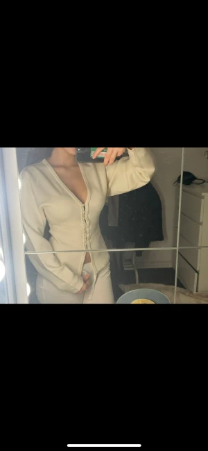 Vit Shaped Cardigan Gina - Populär topp från gina, slutsåld överallt. Fint skick, kommer inte till användning längre. Skriv fövid intresse 🫶🏼