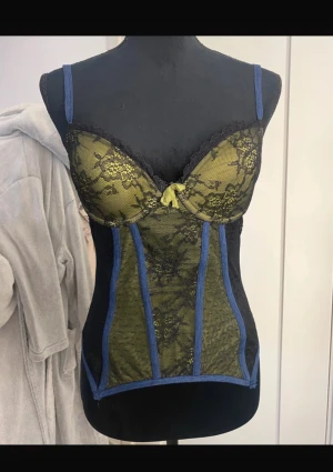 Korsett - Säljer denna assnygga korsett som tyvärr är för stor på mig (bilderna är från personen jag köpte den av)