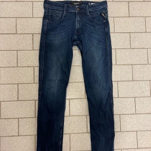 Replay anbass jeans  - Extremt snygga replay anbass jeans i storlek (28/32) skriv vid frågor och funderingar :) 