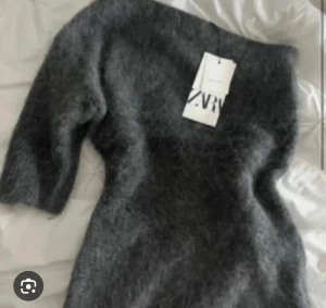 Grå stickad oneshoulderklänning Zara - Mohair one sholder tröja från Zara🤎Är i stolek M men passar S🤎