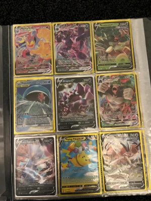 Pokémonkort samling V, GX & VMAX - Stor samling Pokémonkort med många V, GX och VMAX-kort! Perfekt för dig som vill bygga en cool lek eller utöka din samling. Här hittar du favoriter som Pikachu, Snorlax, Machamp, Eevee och många fler. Färgglada och glansiga kort som gör din samling extra episk! 27 vanliga kort och 2 stora. 
