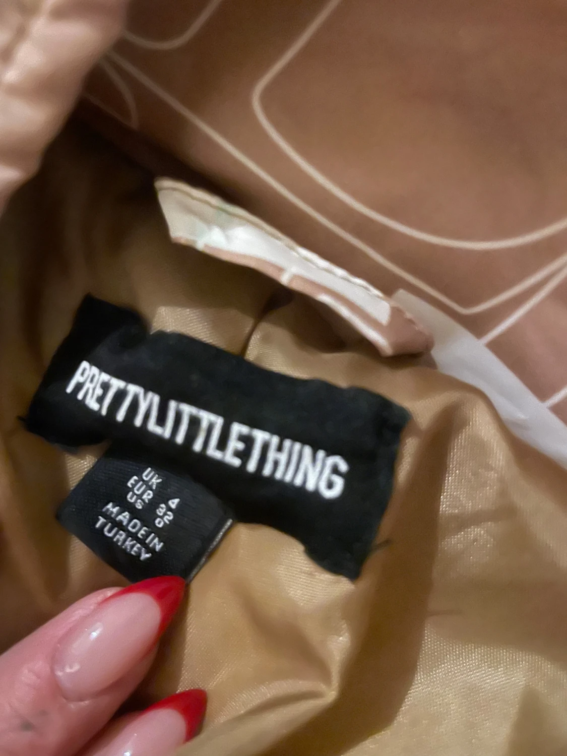 Beige pufferjacka från PrettyLittleThing