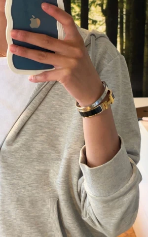 Guldarmband  - Säljer nu mitt Chic-H liknande armband som inte kommer till användning. Hör av dig om du har några funderingar!