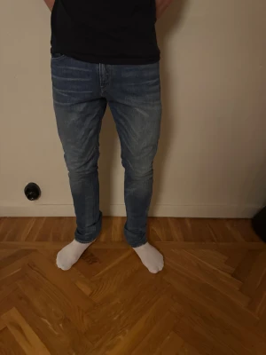 Slim fit jeans från Polo Ralph Lauren - Tja! Nu säljer jag dessa otroligt feta Ralph lauren jeansen i slim fit. Stilrena med några snygga slitningar, i storlek 29/34
