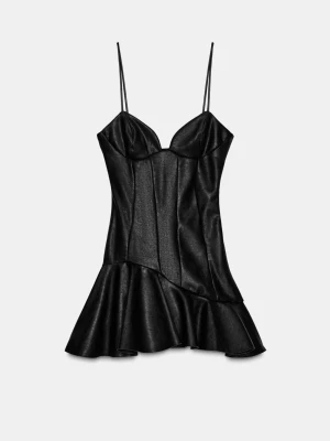 Svart kort klänning med volang - Helt ny oanvänd klänning med lapp kvar. Klänningen är en M, men passade mig som brukar ha S, men den va bara lite lös runt brösten på mig. Skriv gärna om ni har frågor om passform eller om ni har nån annan fråga! Säljer då den va lite för stor vid bysten och hann aldrig lämna tillbaka den! Nypris: 399kr och den är slutsåld på Zara.