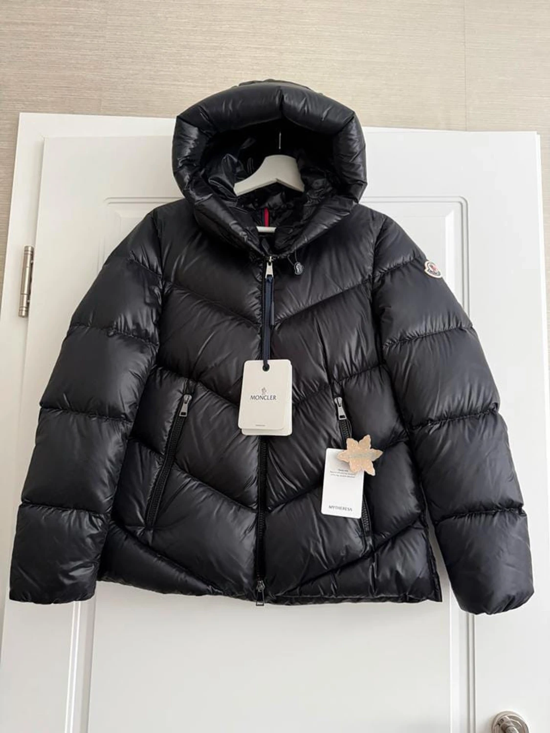 Svart Moncler dunjacka med huva - 2