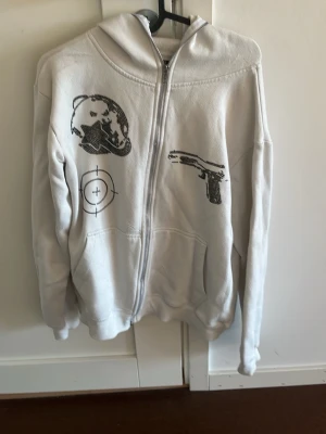 Aim for the moon Hoodie - Vit hoodie aim for the moon hoodie, med fina rhinestondes som sitter kvar. Kan gå ner i pris vid snabb affär.