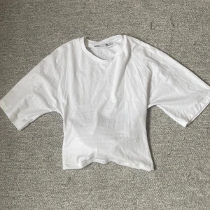 Vit knyttröja från lager 157 - Jag säljer en vit tröja med knyt i ryggen från lager 157. Jag har bara använt den en gång så den är i mycket bra skick!💕