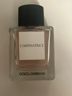 Dolce & Gabbana L'Imperatrice parfym - Dolce & Gabbana L'Imperatrice är en elegant parfym i en stilren, rektangulär glasflaska med svart räfflad kork. Perfekt för dig som gillar exklusiva och trendiga dofter. DOFTFAMILJ Fruktig, Blommig. Det är taget lite grann (några sprayningar) ur flaskan därav priset.  Ej min typ av doft. TOPPNOTER Rabarber, Röda vinbär, Saftig kiwi  HJÄRTNOTER Rosa cyklamen, Vattenmelon  BASNOTER Mysk, Sandelträ, Grapefrukt