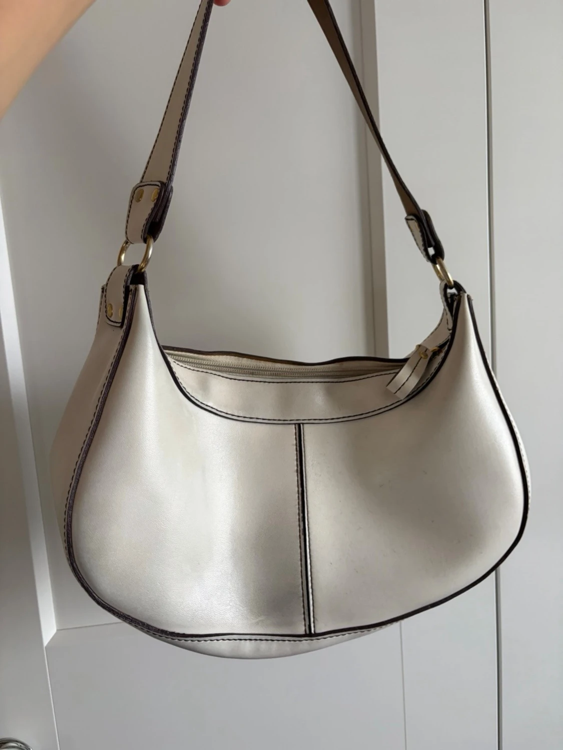 Vit axelväska i skinn med detaljer - 1