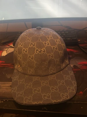 Blå GG-mönstrad keps från Gucci - Säljer en blå Gucci keps helt ny utan några synliga skador