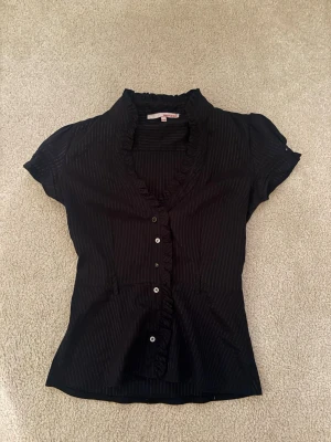 Svart blus - Supersnygg figursydd skjortan med djupare urringning💕