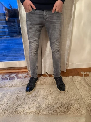 Jack&jones jeans  - Tjabba! Säljer nu dessa jack&jones jeans i storlek w27/30, modellen är 178! Jeansen är i ett bra skick, inga defekter! Om ni har några tankar och funderingar så är det bara att höra av sig!😁
