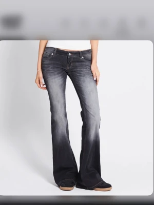 Bootcut svarta jeans  - Snygga, trendiga svarta bootcut jeans med tvättad look. Jeansen är lågmidjade, materialet är jeans i bomull med lite stretch. Säljer de för de är för små😊