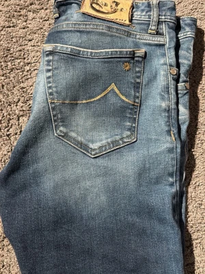 Jacob cohën - Feta Jacob Cohen jeans med ett hål fram samt nå fläckar bak men ger byxorna mer liv och stil✅modell är ett par nummerade limited edition 688 i storlek 33📏finns ändats 299 par🤩