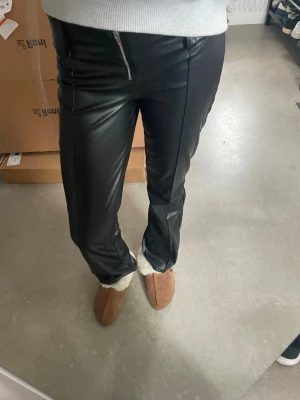 Gina Tricot skinnbyxor (större i storleken) - Fina nästan helt nya skinnbyxor från Gina Tricot! De är använda bara 2-3 gånger och det är större i storleken.💕💕