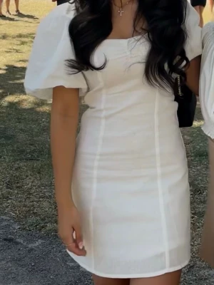 Vit kort klänning med puffärmar🧚🏼 - Snygg vit kort klänning med markerad midja och trendiga puffärmar. Klänningen har en enkel, stilren design och är perfekt för sommarens alla tillfällen. Passar perfekt till studenten !!!