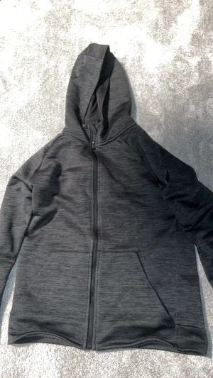 Svart hoodie med dragkedja -   Ni får båda för så biligare !Svart hoodie från SOC med hel dragkedja och två fickor framtill. Tillverkad i mjukt material och har en diskret logga på ärmen. Perfekt för en avslappnad och sportig stil.