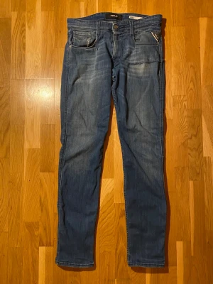 Replay Anbass Jeans - Ett par snygga replay anbass (slim fit). Är är i storlek 31/34 och har helt ok kondition. Ifall ni har frågor eller vill ha mer bilder skriv!!