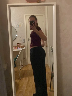 Marinblåa vida jeans med hög midja - Säljer ett par marinblåa jeans med hög midja och raka, vida ben. Jeansen har en enkel och stilren design utan synliga slitningar eller detaljer. Perfekta för dig som gillar en avslappnad och trendig look.