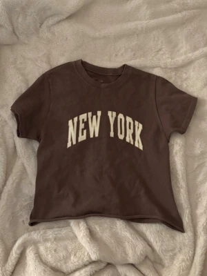 brandy melville topp stl s  - söt brandy melville brun kort topp med tryck stl S🤎