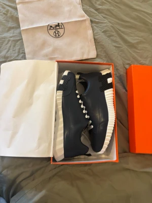 Blåa skor - Helt nya blåa skor/sneakers storlek 44. Box och påse medföljer. Tveka inte på att höra av dig vid funderingar ⭐️