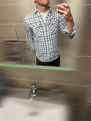 Replay Skjorta  - Helt ny as snygg skjorta från Replay | Storlek S | Modellen på bild är 180 o väger 75kg | Hör av er vid fler funderingar! 