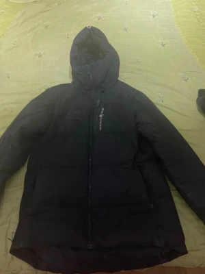 Vinterjacka S - Hej säljer en vinterjacka som jag har haft i 1 år som ni kan se så finns de en hål små kolla gärna bilder annars jätte fin jacka man kan ha även till kvinnor men jag är en kille hade på mig de men den passar inte mig