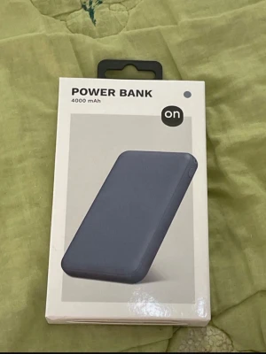 Blå powerbank 4000 mAh från On - Säljer en oöppnad powerbank är inte behov av den läs mer info där baksidan kan inget om den 