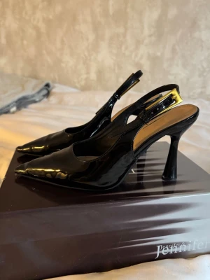 Svarta klackar/ pumps  - Storlek 36. Defekter på bilderna 