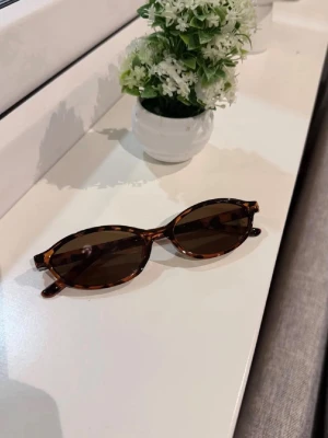 Solglasögon - Helt nya aldrig använda.