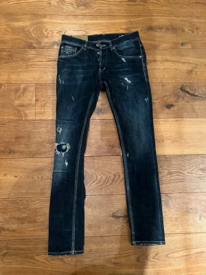 Mörkblå Dondup  - •Skick 8,5/10 (trasig lapp annars bra) •Pris:899kr •Storlek: 29 Waist & 32 Längd. Skicka dm vud eventuella frågor🤲