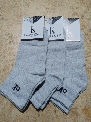 Gråa strumpor från Calvin Klein - Mycket fina strumpor som är jättesköna. Nya med etikett. Prislista följer nedan. Meddela mig vid hur många par ni vill ha.        1 par: 34 kr. 2 par:64 kr. 3 par: 96 kr  