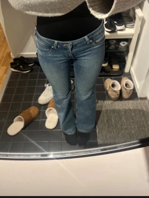 Blå bootcut jeans från hm - Säljer ett par klassiska blå HM jeans med bootcut passform och normal. Perfekta till en avslappnad stil och passar till det mesta.