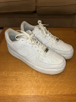 Air Force skor - Air force skor, låg kvalite och skosulor saknas, därav det billiga priset. Kommer med lådan!