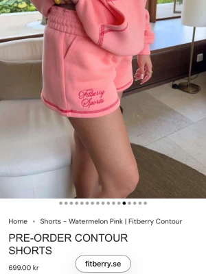  Fitberry sports shorts  - Såå fina shorts från Fitberry sports i korall färg🦩Ny pris 699kr. Använd fåtal gånger, som nya! Pris kan diskuteras vid snabbt köp