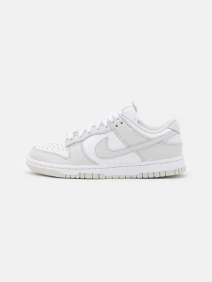 Nike Dunk Low - Vita sneakers - Nike Dunk Low sneakers i helvitt skinn med klassisk siluett och perforerad tå. Skorna har vit sula, snörning och den ikoniska swoosh-loggan på sidorna. Perfekta för en clean och stilren look. Har inte använts mer än några gånger. Köpts från Nike hemsida.
