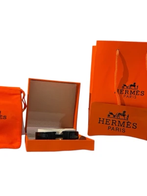 H armband  - Ett jätte exklusivt H armband i glansig svart.