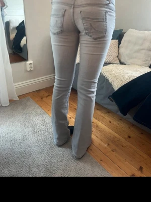 Ljusgrå bootcut jeans - populära och snygga jeans från Ltb som tyvärr inte längre kommer till användning. de har en liten missfärgning på framsidan men verkligen inget man tänker på