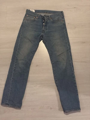 Levi's 501 blå jeans straight fit. Skriv för bild på! - Klassiska blå Levi's 501 jeans med rak passform. Storlek 31/30