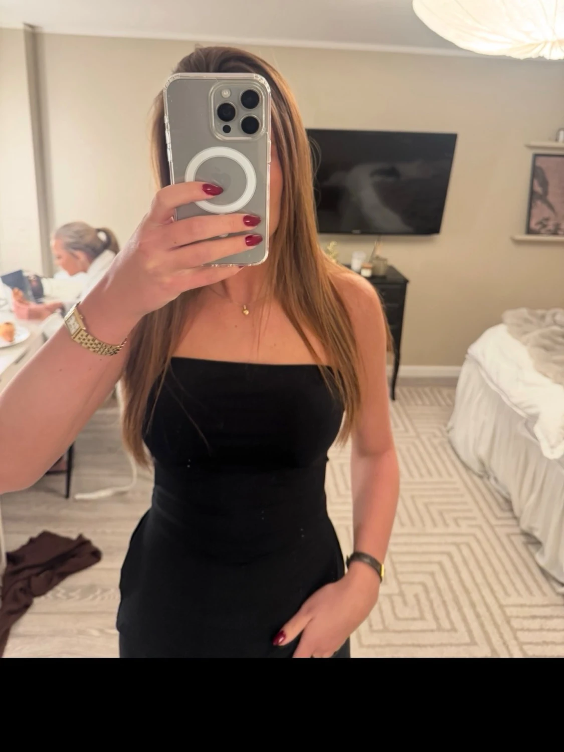 Svart axelbandslös klänning