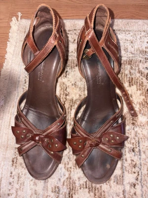 Jättefina bruna klackar med kilklack i storlek 39, italienska  - Jättefina bruna klackar med kilklack i storlek 39, italienska 