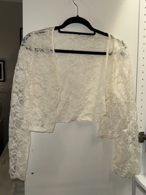 Vit spetskofta från Vila - Säljer en superfin vit spetskofta från Vila i storlek 36. 