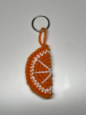 Virkad apelsin🍊 - Virkad apelsin, den är 7cm på höjden och 3,5cm på bredden❣️