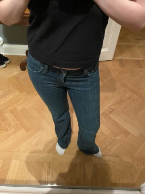 Weekday bootcut jeans blå - Klassiska blå denim med bootcut-passform. Jeansen en mörk tvätt. Perfekta för dig som gillar en tidlös och avslappnad stil. Dem är också insydda bak i ryggen